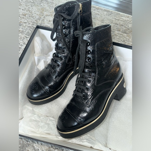 CHANEL Shiny Crumpled Lambskin boots - Picture 2 of 8